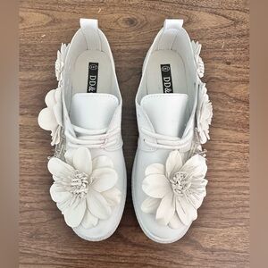 ✔️Very nice light sneakers size 7 beautiful details
